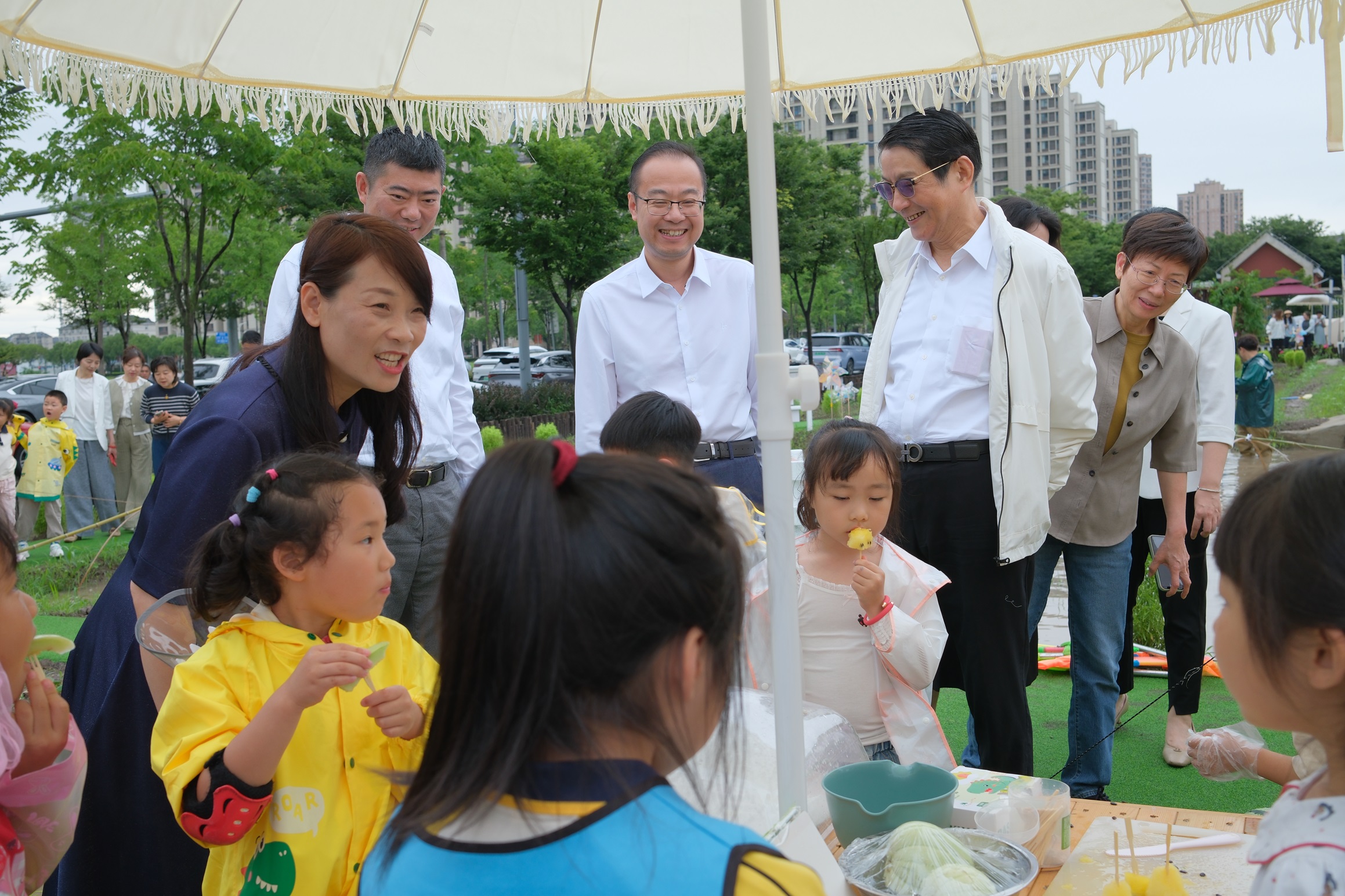 16领导参观户外.jpg